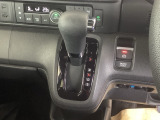 シフトはインパネシフト、パーキングブレーキは電子制御となっています。