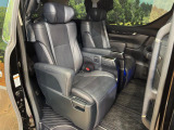 後部座席も気になるようなキズ・汚れやへたり等、大きなダメージはなく、良好な状態です。