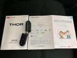 あると便利なスマートキー付きです。鍵の開閉もエンジンの始動もワンタッチでとてもカンタンです。両手がふさがってても快適です。