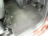 フロアマットも綺麗にクリーニングされています。尚、臭い・汚れ等には個人差がございますので、必ず現車確認下さいませ。