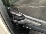 シートハイトアジャスターが付いているので運転姿勢を調整するのに便利ですね。身長に合ったシートポジションは安全運転や疲労軽減にもつながります。