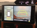 【パノラマモニター】車両周囲を上から見下ろしたような映像を表示。駐車時・幅寄せのアシストはもちろん、狭い道でのすれ違いなどにも便利!