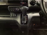 自然に手が届き、操作性の良いインパネシフトに、パーキングブレーキは、フットブレーキタイプなので、運転席と助手席の間はすっきりしています。