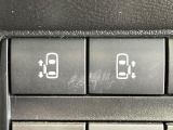 【ハンズフリー機能付き両側パワースライドドア】スライドドアの下に足先を入れてすぐ引くと、自動的にスライドドアが開閉します!荷物で両手がふさがった状態でも、ドアの開閉ができてとっても便利!