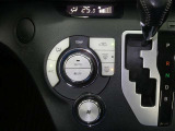 【オートエアコン】車内温度を感知して自動で温度調整をしてくれるのでいつでも快適な車内空間を創り上げます!どの席に座っても快適なドライブが楽しめます♪