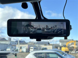 【スマートルームミラー】リアカメラの画像を液晶モニター(ルームミラー)に写して、後部座席の人で視界が遮られたり、夜間や悪天候の時なども、クリアな後方視界を確保するため安心です。