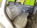 後部座席も気になるようなキズ・汚れやへたり等、大きなダメージはなく、良好な状態です。