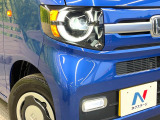 【LEDヘッドライト】悪天候や夜間走行時も良好な視界を確保し安心して運転できる高輝度LEDヘッドライトを装備!点灯速度が早く、消費電力も抑えられています。