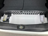【ラゲッジアンダーボックス】ベビーカーを立てて収納することもできますよ☆ベビーカーのサイズによっては積載できないので、気になる方はスタッフまでご相談ください☆タイヤパンク応急修理セットも備わっています