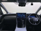 インテリアはスムーズに運転出来る様にシート、ステアリング、シフトレバー等を適切に配置。更に視認性に優れたメーターや上方に配置したディスプレイオーディオ等の効果で運転に集中出来る仕様になっています。
