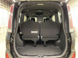サードシート跳ね上げ式で折りたたみ可能です。キャンプ用品など大きな荷物もばっちり収納可能です!