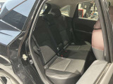 後部座席です。後席も大人の方でもゆったり乗れるスペースを確保♪足元も深くシートのクッションも柔らかくロングドライブの疲労を軽減してくれます♪