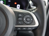 ステアリングスイッチ付き。前方から目を離すことなく操作することが可能です。
