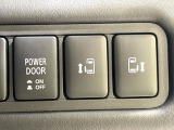 【両側パワースライドドア】スマートキーや運転席のスイッチで後席両側スライドドアの開閉が可能♪電動だから力を入れてドアを開ける必要が無く、小さなお子様でも簡単に開け閉めでき快適です♪