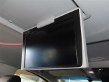 後席モニター装備!お出かけ時の渋滞時でもお子様や同乗者の方が退屈しません。ドライバーは運転に集中できます♪