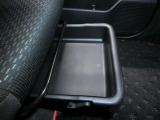 助手席下に収納ボックス付き。洗車道具や書類などのスペースに是非!!