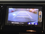 リバースギアに入れるだけで後方の表示へ切り替わります。夜間や雨の日の駐車も楽になりますよ。