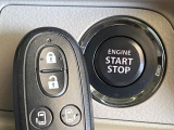 【キーレススタートシステム】カバンやポケットに入れたままでもドアの施錠・解錠が可能なスマートキーを装備。エンジンのオン・オフ時もカギを取り出す必要が無いからとっても便利です♪