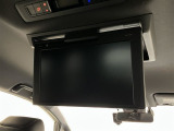 【後席モニター♪】後部座席の方にも嬉しい装備♪TVやDVD鑑賞しながらドライブをお楽しみ頂けます♪