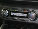 【オートエアコン】車内温度を感知して自動で温度調整をしてくれるのでいつでも快適な車内空間を創り上げます!どの席に座っても快適なドライブが楽しめます♪