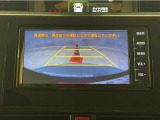 バックモニター付きです。車の後方に小型カメラが付いており、バックする際の後方の様子をモニター上に表示します。