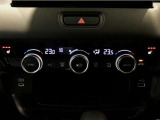 オートエアコンは左右席で独立温度コントロールが可能です。運転席はキンキンに冷やして助手席はマイルドにと言った設定が可能です☆暑さ寒さでケンカすることもなくなりますね♪