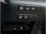 お車のキーはスマートキーです。キーを身につけた状態で車に近づき、ドアロックの解錠や施錠操作が出来ます。雨の日など両手がふさがっている時など、とっても便利ですね。