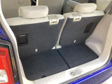 リアシートを最後部まで下げた状態の荷物室です。