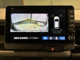 リバースギアに入れるだけで後方の表示へ切り替わります。夜間や雨の日の駐車も楽になりますよ。