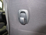 運転席シートバックには買い物をした荷物を引っかけられる【ショッピングフック】を装備。使用しない時は格納できます☆割れやすい&潰れやすい物を掛けるのに便利♪