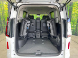 ラゲッジルームは、大容量のスペースを確保。普段のお買い物からレジャーまで、幅広く活躍してくれます!また、リアシートを倒すことでバリエーション豊かにお使いいただけます。