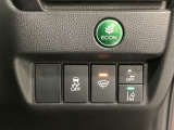 Hondaセンシング用の、VSA(ABS+TCS+横滑り抑制)解除と路外逸脱抑制機能のオンオフスイッチなどはハンドルの右側に装備しています。燃費に役立つECONボタンもここです。