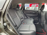 大人が乗っても快適な後部座席です