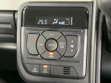 【オートエアコン】一度お好みの温度に設定すれば、車内の温度を検知し風量や温度を自動で調整。暑い&hellip;寒い&hellip;と何度もスイッチ操作をする必要はありません。快適な車内空間には必須の機能ですね♪