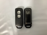 スマートキーを装備しています。鍵を差し込むことなくドアロックの開け閉めと、スタートボタン操作でのエンジンスタートができます。スペアキーも同じものを用意しております。