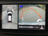 アラウンドビューモニターです。4つのカメラからの映像を合成・処理することで空から見下ろすような視点で周囲を確認でき、駐車時のクルマの位置確認がスムーズになります。