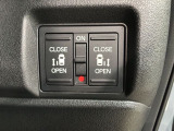 左右両側パワースライドドアが付いています。ワンタッチで簡単にお子様でも、お年寄りの方でも、開閉できますからとても便利です。キーレスや車内スイッチでも自動でドアの開閉ができます。