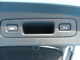 ハンズフリーアクセスパワーテールゲート。スマートキーを携帯していれば、車の下に足をかざせばテールゲートを開けることが可能。予約クローズボタンを押して車から離れるだけで閉めることも可能です。