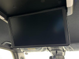 【15.6インチ 後席フリップダウンモニター】迫力の15.6インチ、純正後席フリップダウンモニターを装備。ぜひご来店のうえ、そのサイズ感をお確かめください。