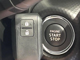 【キーレススタートシステム】カバンやポケットに入れたままでもドアの施錠・解錠が可能なスマートキーを装備。エンジンのオン・オフ時もカギを取り出す必要が無いからとっても便利です♪