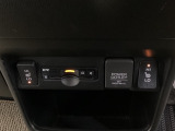 前席の左右別々のシートヒータースイッチが付いています。HiとLoの2段階で温度設定ができます。 スイッチの間にはアクセサリーソケットとETCがついており、高速道路の料金所の通過も楽々です!。