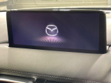 【10.25インチマツダコネクト】車内の雰囲気にマッチした大型ディスプレイ。スマホ接続でのナビ使用やBluetooth再生等、様々な機能が楽しめます。直感的なダイヤル操作が可能で、使い勝手も良好です。