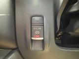 【電動パーキングブレーキ】力いらずでスマート停車。スイッチひとつでロック。解除もアクセルを踏むだけ。握力に自信がない方でも安心の最新装備。