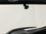 後方にもドライブレコーダー(社外品)のカメラが付いています。前後両方でお車の周りを監視・記録いたします。