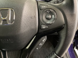 ハンドルにHondaセンシング系のクルーズコントロールやレーンキープアシストなどの操作スイッチが装備されています。ハンドルから手を離さず安全に操作できます。