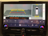 【パノラミックビューモニター】クルマを真上から見下ろした視点で駐車をサポートします!クルマの斜め後ろや真横など、いち早く障害物に気が付くことができます。