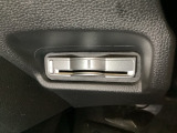 ハンドルの左下にETCがついています。高速道路の料金所の通過も楽々です。 カードの取り出しもしやすい場所についています。