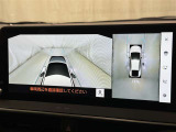 パノラミックビューモニターシステムが付いているので車の上から見た映像が確認できますよ。 一目で車両周辺の情報を確認できますが、直接安全をご確認下さい。