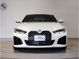 【BMWの伝統】BMWの特徴的な&ldquo;キドニーグリル&rdquo;は、80年以上続く伝統の形でございます。変わらないこだわりのデザインが、プレミアムブランド&ldquo;BMW&rdquo;を創り出します。