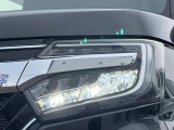 【LEDヘッドライト】悪天候や夜間走行時も良好な視界を確保し安心して運転できる高輝度LEDヘッドライトを装備!点灯速度が早く、消費電力も抑えられています。